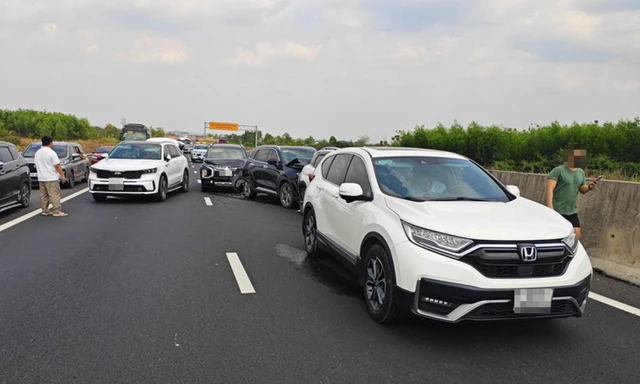 Cao tốc Phan Thiết - Dầu Giây ùn tắc kéo dài vì 3 vụ tai nạn liên tiếp