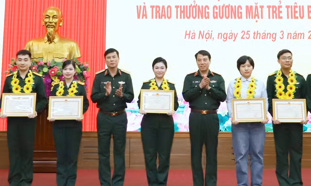 Hơn 300 sĩ quan trẻ Tổng cục Hậu cần - Kỹ thuật được thăng quân hàm trước niên hạn