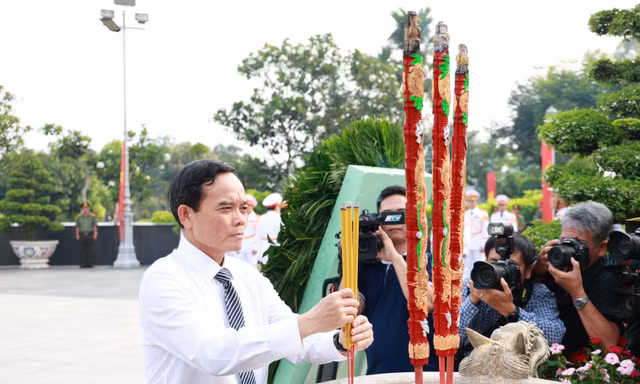 Lãnh đạo TPHCM dâng hương tưởng niệm, tri ân Anh hùng liệt sĩ