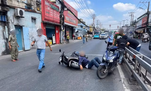 Khởi tố 2 người đánh nhau giữa đường sau va chạm giao thông