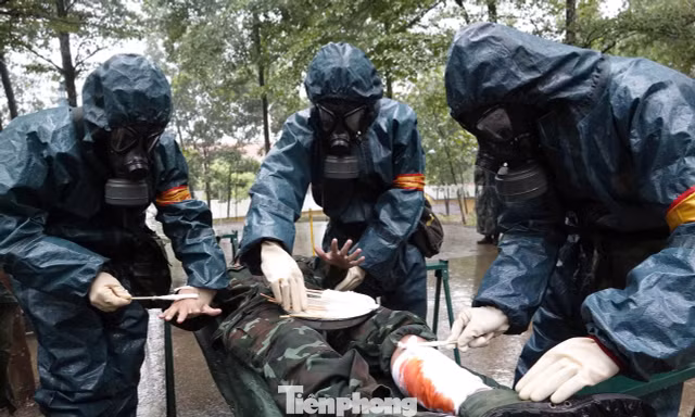 Hàng trăm học viên quân y dầm mưa cấp cứu thương binh trong tình huống khốc liệt