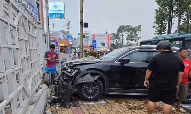 Ô tô lao nhanh vào giao lộ Thủ Đức hất văng nhiều xe máy