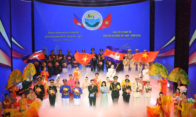 Buổi giao lưu thắm tình giữa các sĩ quan trẻ biên giới Việt Nam - Campuchia