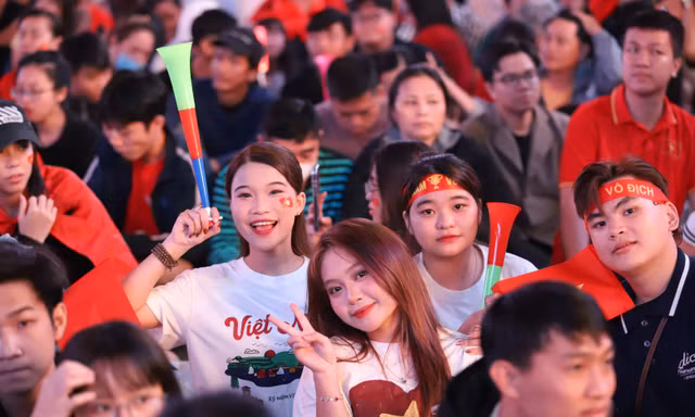 Người hâm mộ 'nhuộm đỏ' phố đi bộ Nguyễn Huệ tiếp lửa các chiến binh sao vàng đấu U23 Trung Quốc