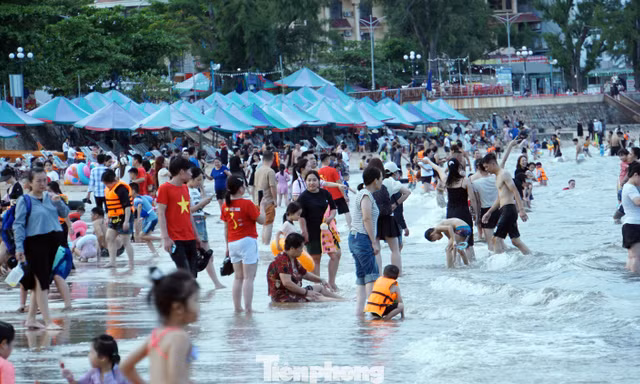 Hàng vạn người đổ xô tắm biển Đồ Sơn 