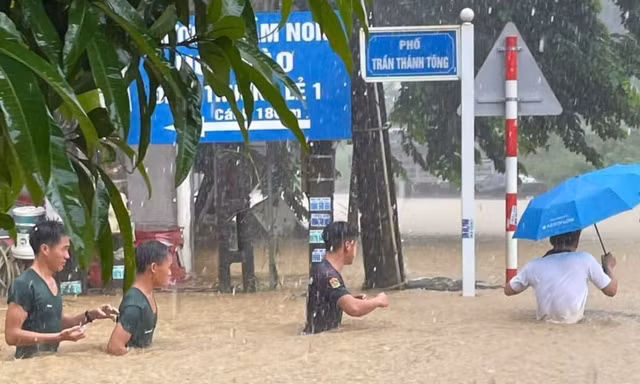 CLIP: Mưa lớn ở Lào Cai, có nơi nước ngập ngang người