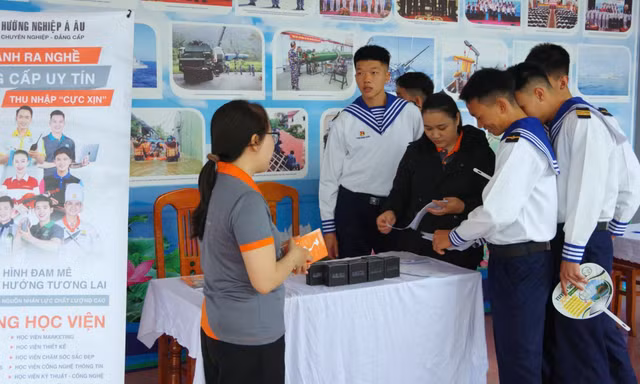 Tư vấn làm việc ở nước ngoài cho hàng trăm chiến sĩ xuất ngũ
