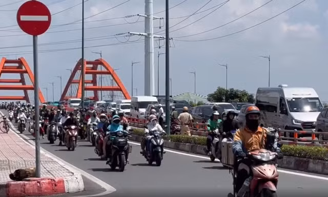 Đang đổ dốc cầu Bình Lợi, người đàn ông bất ngờ ngã xuống đường tử vong 