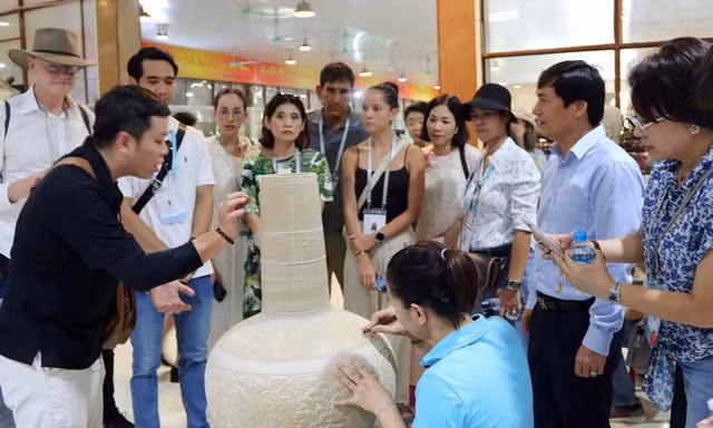 Khách quốc tế ấn tượng với di sản Cát Bà, trải nghiệm làm gốm Chu Đậu