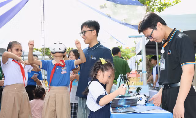 Bạn trẻ TPHCM thỏa thích trải nghiệm không gian số, đổi mới sáng tạo
