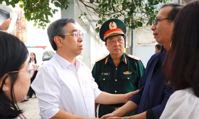 Lãnh đạo TPHCM thăm hỏi gia đình vụ cháy khiến ba mẹ con qua đời