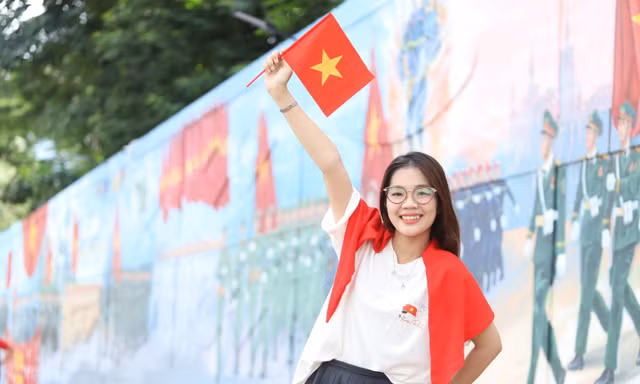 Tuyến bích họa khắc họa cảnh diễu binh ở TPHCM thu hút giới trẻ trong ngày Quốc khánh