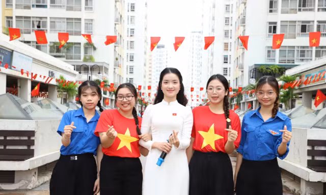  Bạn trẻ đồng diễn 'viết tiếp câu chuyện hòa bình' trong ngày hội non sông 