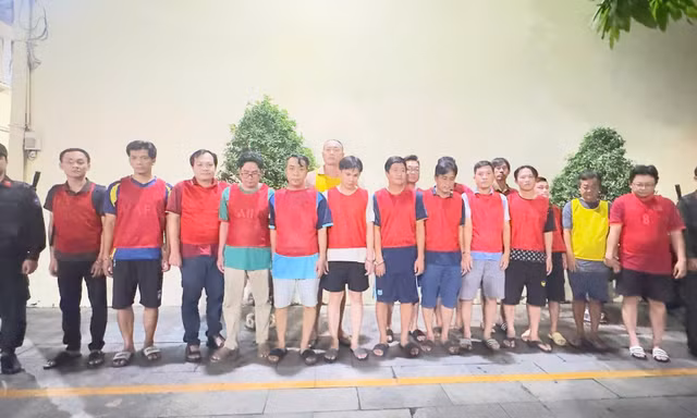 Dùng mặt sau phiếu giữ xe ghi kèo cá độ bóng đá