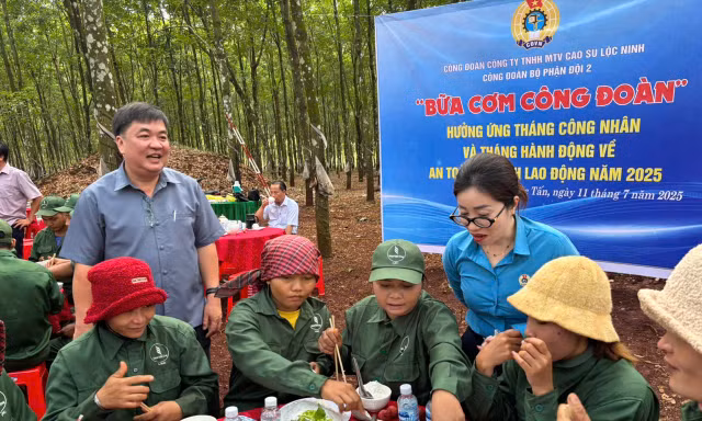 'Bữa cơm Công đoàn' dưới tán rừng cao su