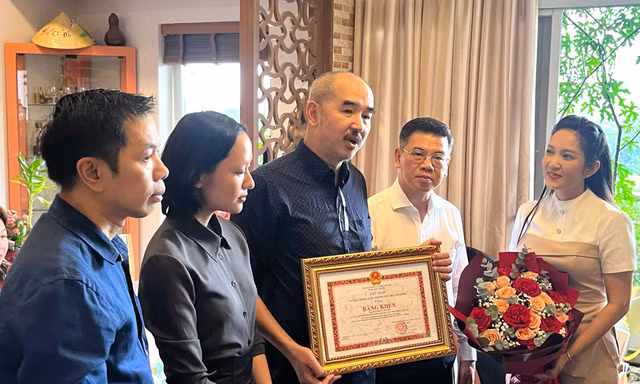 Đạo diễn Bùi Thạc Chuyên nhận bằng khen của Chủ tịch UBND TPHCM 