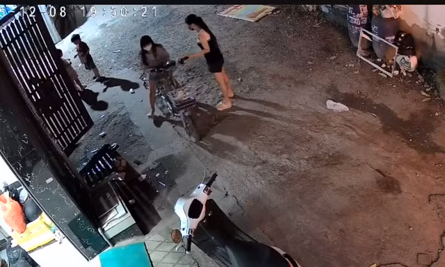 [Clip] Nữ đối tượng lột bông tai của bé 5 tuổi đang chơi trước nhà rồi tẩu thoát