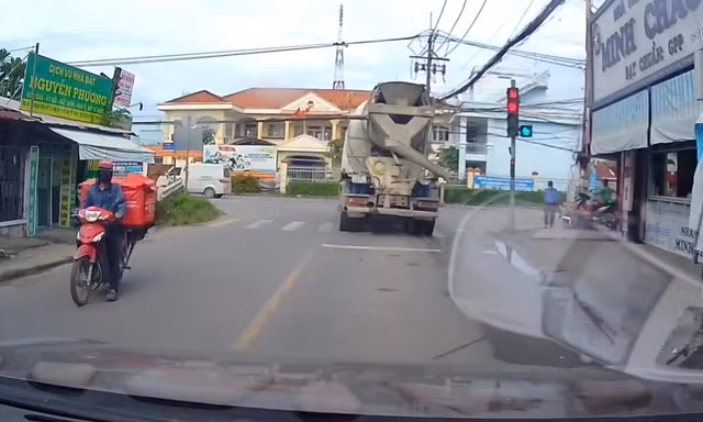 Tài xế xe bồn vượt đèn đỏ bị phạt gần 20 triệu đồng