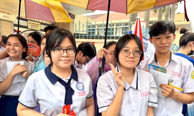 Loạt trường đại học 'hot' công bố điểm chuẩn hôm nay, thí sinh hồi hộp chờ kết quả