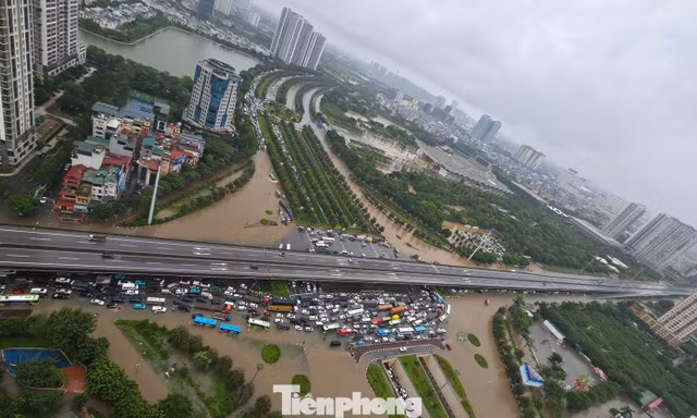 Hà Nội mưa dữ dội, nhiều tuyến phố ngập sâu, nút giao thông hóa 'ốc đảo'