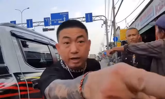 Bắt 2 đối tượng đi ô tô hành hung người đi xe máy ở TPHCM
