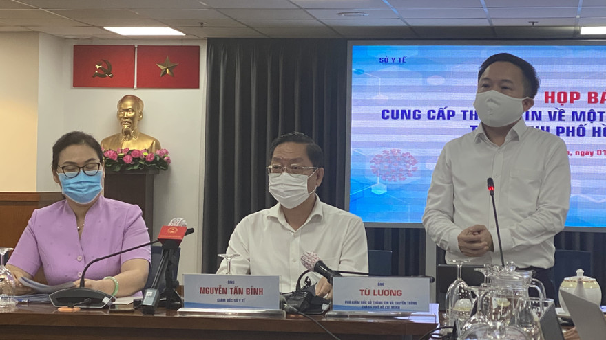 Ông Từ Lương (đứng), Phó GĐ Sở Thông tin và Truyền thông TPHCM.