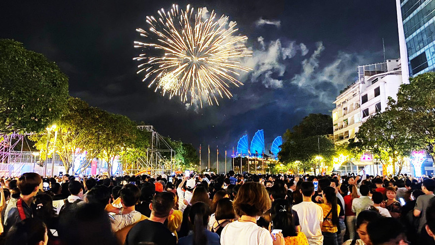 Người dân TPHCM xem bắn pháo hoa vào đêm Tết Dương lịch. Ảnh Văn Minh 