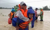 Xúc động cảnh giải cứu người già, trẻ sơ sinh khỏi vùng lũ dữ 