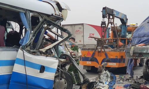 Khởi tố vụ án, tạm giam tài xế xe khách trong vụ tai nạn 3 người tử vong, 19 bị thương