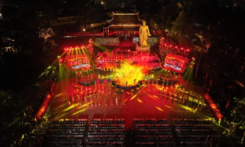 Lần đầu Khai hội Gò Đống Đa vào buổi tối, du khách háo hức tới thưởng ngoạn