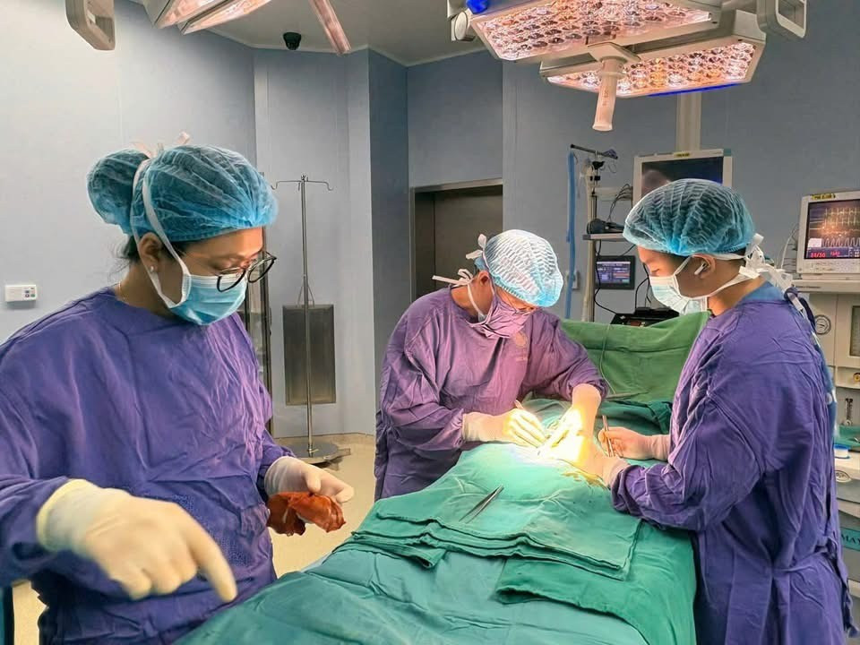Bác sĩ phẫu thuật cứu "cậu nhỏ" cho nam bệnh nhân. img-8367.jpg