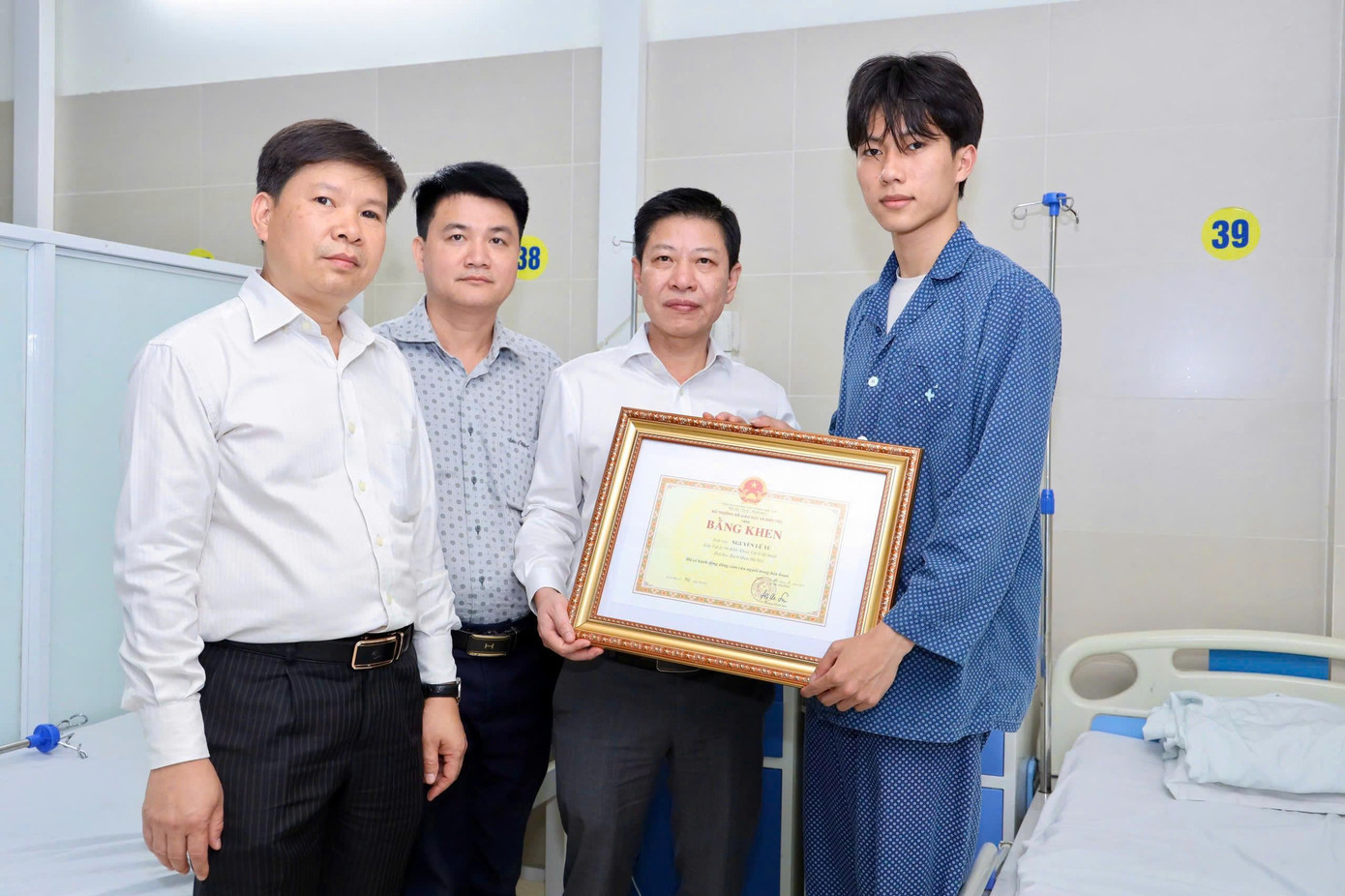 sinh-vien-nguyen-le-tu-nhan-bang-khen-cua-bo-gddt.jpg