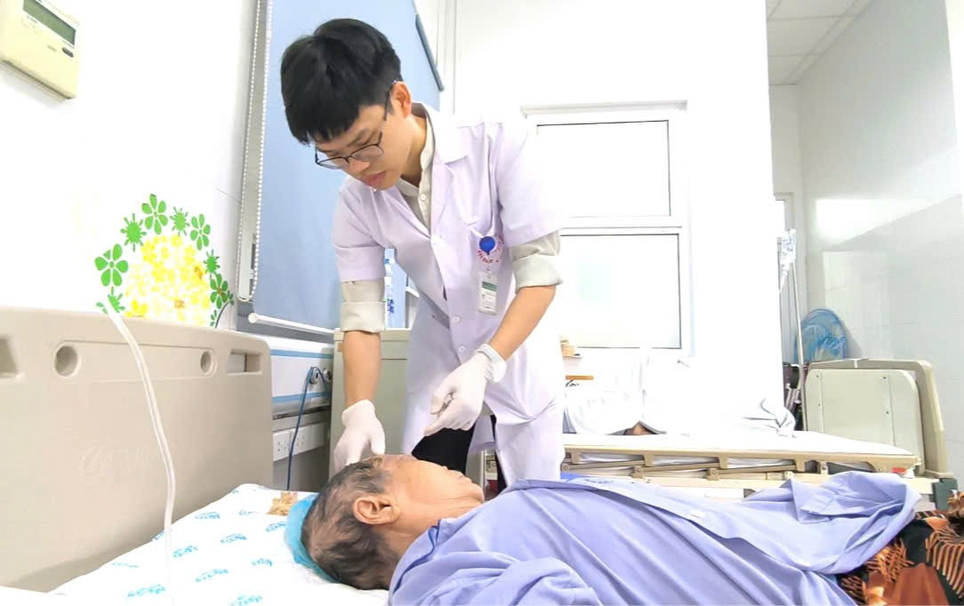 Bệnh nhân đang được chăm sóc tại BV Bệnh Nhiệt đới Trung ương. benh-nhan.jpg