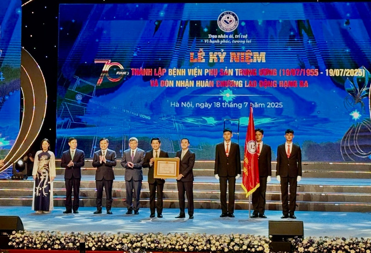 Thứ trưởng Bộ Y tế Trần Văn Thuấn đã trao Huân chương Lao động hạng Ba cho Bệnh viện Phụ sản Trung ương 1j0e0nlq3-3ab4sp.jpg