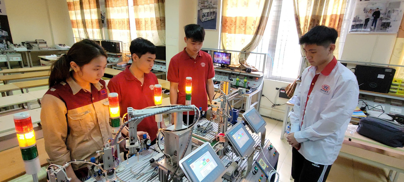 Students of Hanoi College of Technology in a class. cao-dang.jpg