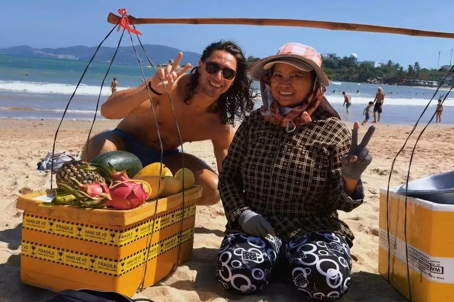 Du khách Anh Louis gặp "dì Mai" trên bãi biển Nha Trang hồi tháng 2. Ảnh: @local__lou/Instagram.
