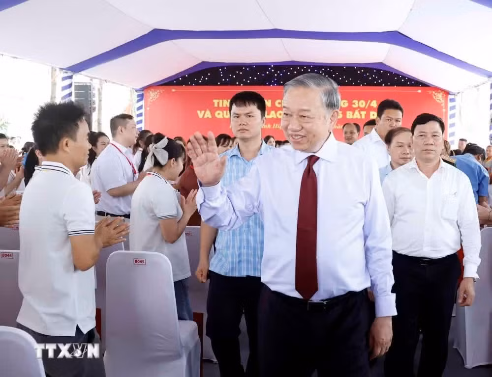 Tổng Bí thư, Chủ tịch nước Tô Lâm thăm, động viên công nhân, người lao động tiêu biểu tại Thành phố Hồ Chí Minh. (Ảnh: Thống Nhất/TTXVN).