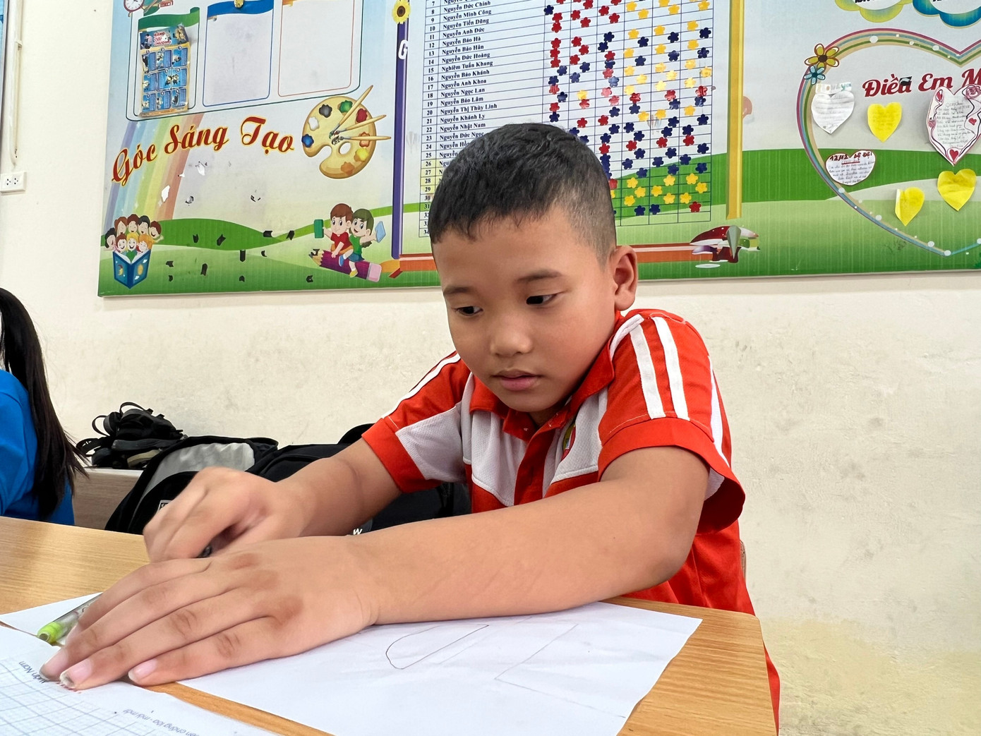 Em Nguyễn Thành Đạt, học sinh lớp 3 cho biết, nhà em bị ngập gần hết tầng 1, mấy ngày không học được trực tuyến. Hôm nay, con được bố mượn chiếc thuyền nhỏ về chèo, đưa con qua vùng nước ngập để đến trường học cùng các bạn. thanh-dat.jpg
