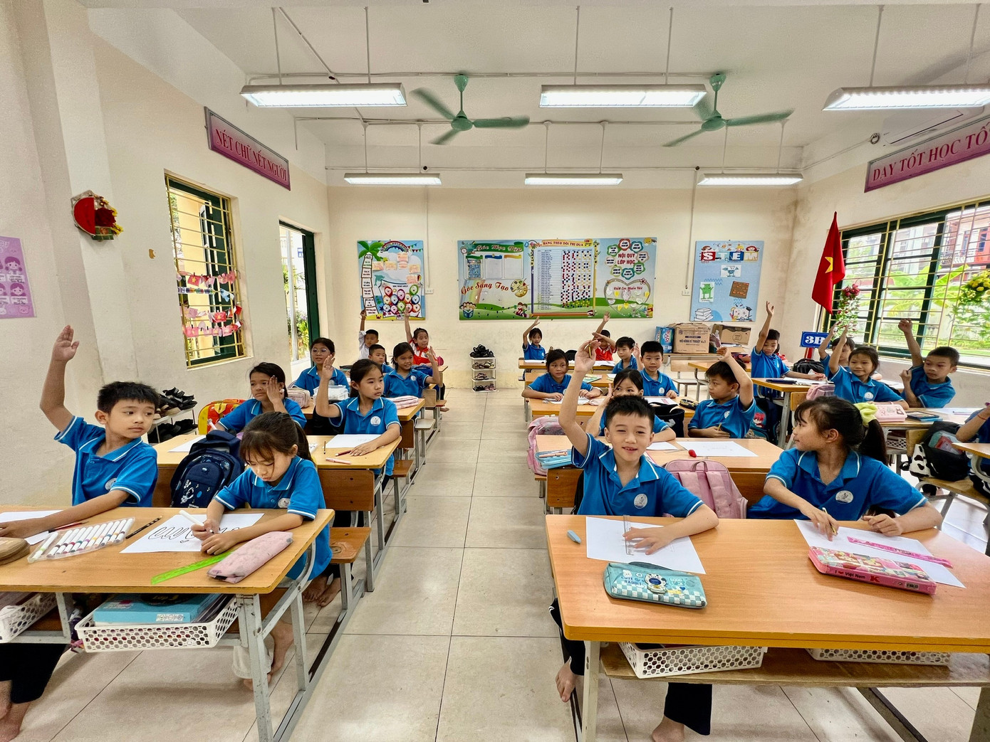 Nhiều học sinh trong lớp cho biết, nhà bị ngập sâu phải đi ở nhờ nhà họ hàng. nhieu-nha.jpg
