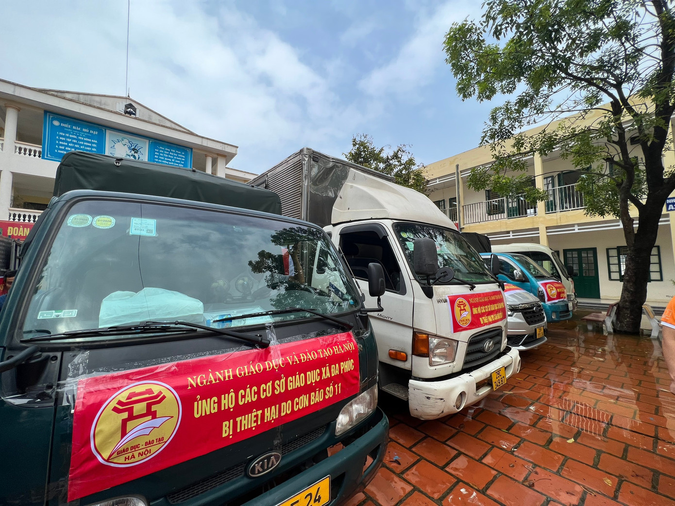Sở GD&ĐT trao tặng 40 tấn hàng cho người dân, học sinh hai xã bị ngập nước. hang-xe.jpg