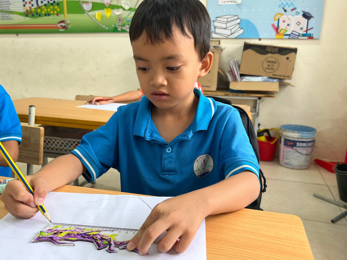Tương tự, em Nguyễn Xuân Tùng, lớp 3B nói rằng, nhà em bị ngập nước mấy hôm nay. Em được bác họ chèo thuyền chở qua đoạn ngập để đến trường. tung.jpg