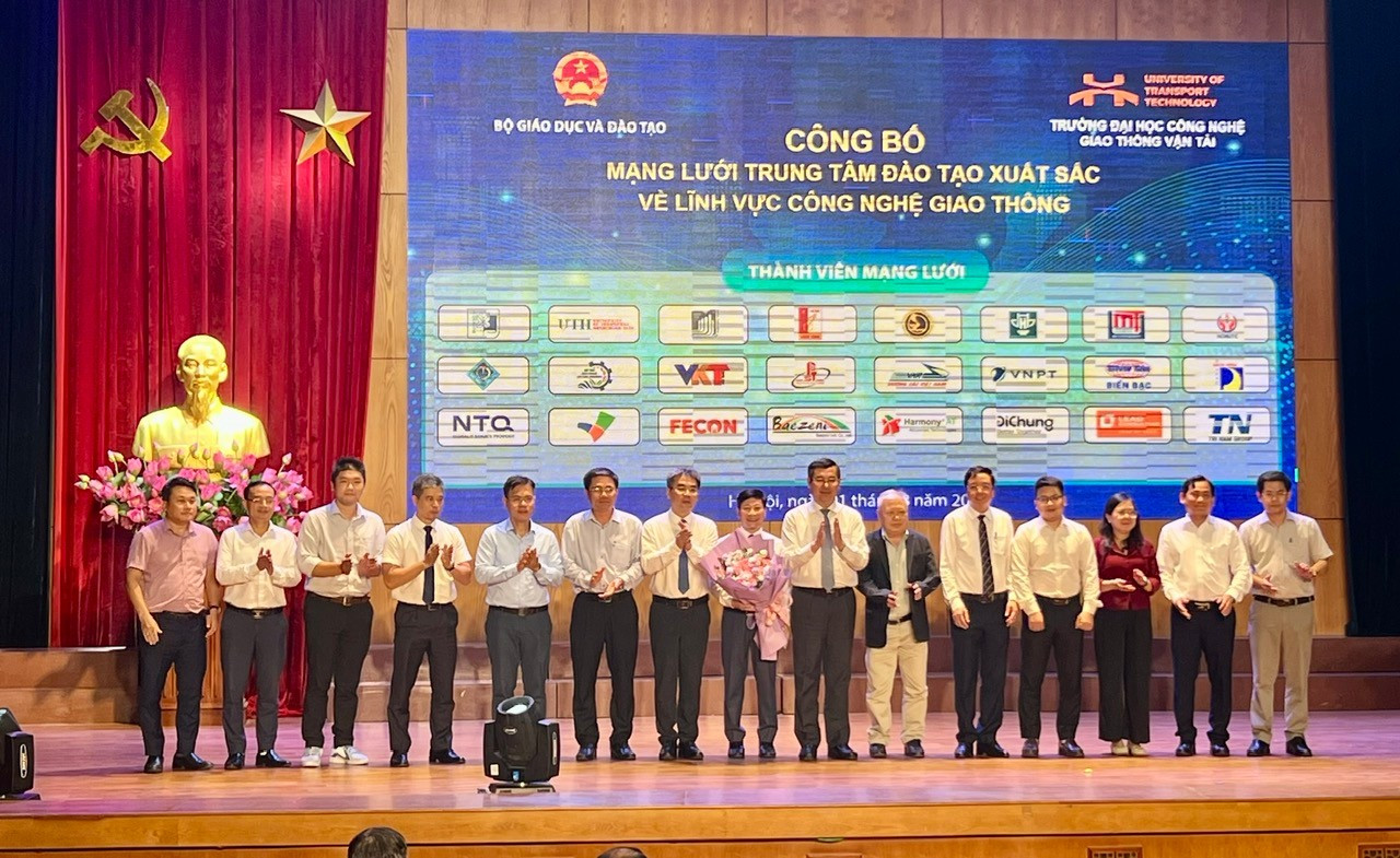 Bộ GD&ĐT công bố các mạng lưới trung tâm đào tạo xuất sắc và tài năng công nghệ 4.0, chiều 1/8. cong-bo.jpg