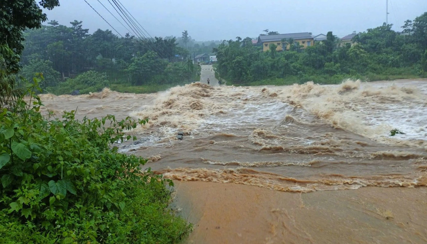 भारी बारिश के कारण संभवतः बाढ़ आ सकती है, तथा कई स्थानों पर सड़कें बंद हो सकती हैं। anh-chup-man-hinh-2025-08-30-luc-13333737.jpg