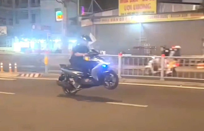 Thanh niên bốc đầu xe trên đường Dương Quảng Hàm.