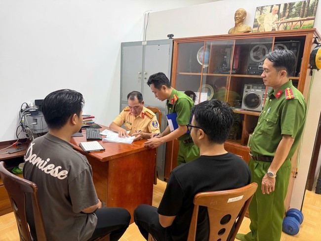 Đội CSGT Hàng Xanh làm việc với thanh niên bốc đầu xe.