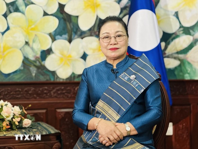 Đại sứ Lào tại Việt Nam Khamphao Ernthavanh trả lời phỏng vấn. (Ảnh: Việt Đức/TTXVN)