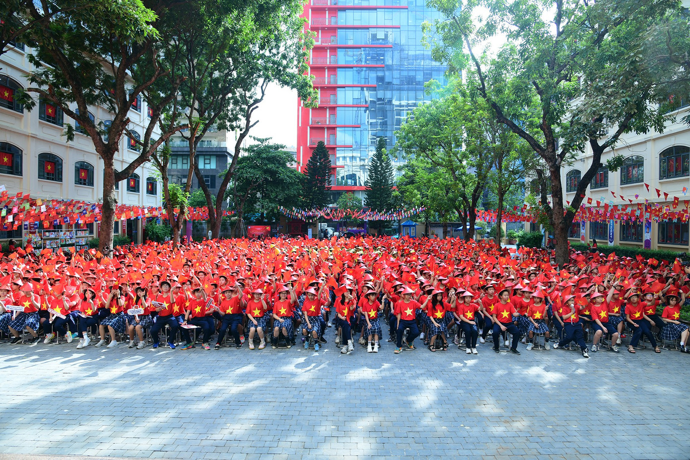 Gần 2.000 thầy và trò nhà trường tham gia chương trình. anh-3886.jpg