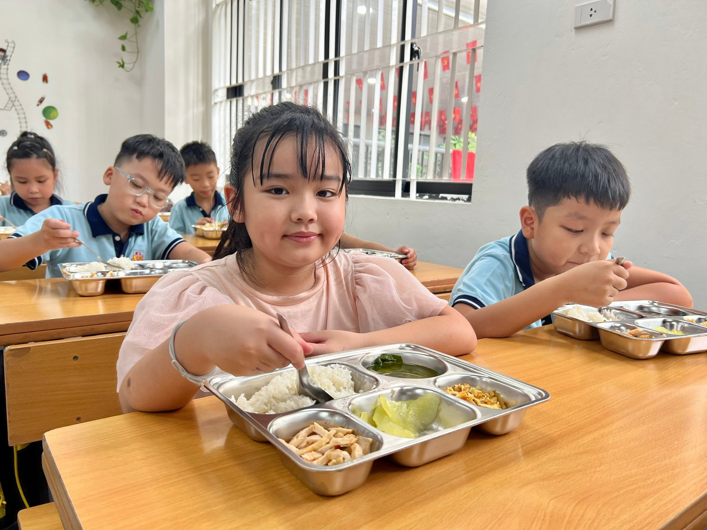 បង្រៀន 2 វគ្គ/ថ្ងៃ សិស្សជាច្រើនហូបបាយនៅសាលា។ ban-tru.jpg