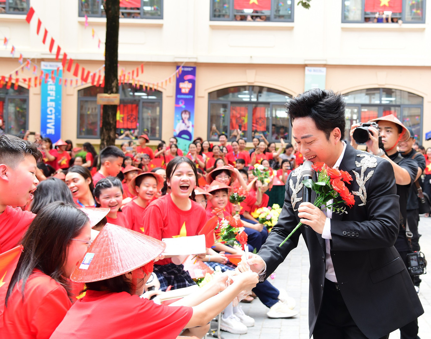 Ca sĩ Tùng Dương hát, giao lưu với học sinh trong chương trình. anh-4562.jpg