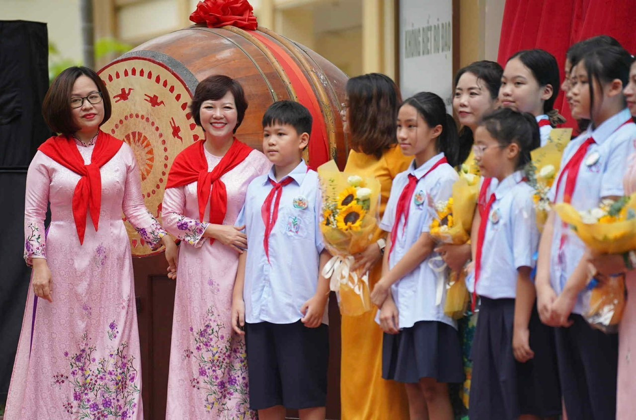 Cô trò các nhà trường náo nức chuẩn bị khai giảng năm học mới. tangqua.jpg